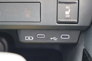 Toyota Yaris HYBRID 115 FIRST EDITION STOEL/STUURVERW DRAADLOOS-LADEN APPLE/ANDROID KEYLESS CLIMA AD-CRUISE 16" LM-VELGEN / 20