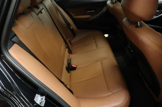 BMW 3 Serie Touring 330i High Executive M Sport Pakket Automaat  / Navigatie Professional / Panoramadak / Leder  / Trekhaak / Parkeersensoren voor+achter / Comfort Acces / Head-Up Display / Stoelverwarming / Achteruitrijcamera / Hifi / 19 Inch / Chrome Line / 17