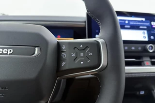 Jeep Compass Altitude 74 kWh | DEMO | 8 Jaar Speciale Garantie | Navigatie | Adapt. Cruise control | Climate control | Stoel- en stuurverwarming | Keyless | Zwart dak | 19" Lichtmetalen velgen / 18