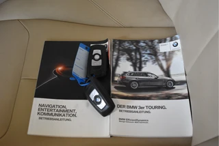 BMW 3 Serie Touring 320i xDrive High Executive M 184 pk  | Vol | HUD | Elekt.haak | Keyless | Open dak | Camera | LED/Xenon | LM-Velgen 19" / 25