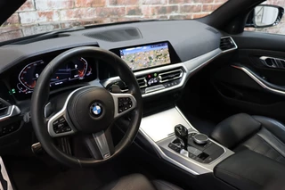 BMW 3 Serie Sedan 330i High Executive M Sport Pakket Automaat  / Live Cockpit Professional / Head-Up Display / Leder / Harman Kardon / LED / Stoelverwarming / Driving Assistant / Achteruitrijcamera / M Sportremsysteem / DAB / Ambiance Verlichting / 12