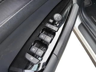Kia Sportage 1.6 T-GDi Plug-in Hybrid AWD DynamicLine Luxury | Apple Carplay / Android Auto | Navigatiesysteem | Stoel + Stuurverwarming | Elektrisch Verstelbare Bestuurdersstoel | Licht + Regensensor | Parkeersensoren Voor + Achter | Camera Achter | Cruise Control Adaptief | Rijstrooksensor + Correctie | 19"Lichtmetalen Velgen / 11
