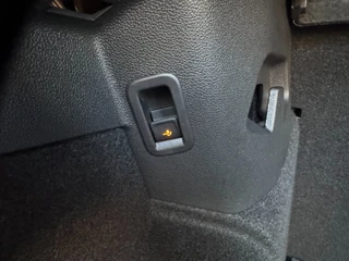 Volkswagen Golf 1.5 eHybrid GTE / 5JR Garantie / Pano / Leer / Trekhaak / Matrix / Keyless / DCC / HUD / 18