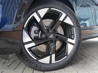 Opel Grandland Electric Business Edition 73 kWh | Elektrisch verstelb. bestuurdersstoel met geheugen | Elektrisch glazen panorama-dak | Voorstoel(en) met massagefunctie | Achterbank verwarmd | Warmtepomp | 20 inch Lichtmetalen velgen Diamond Cut / 43