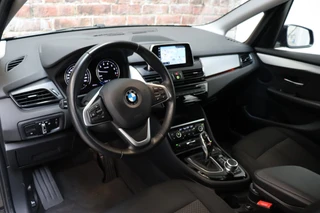 BMW 2 Serie Active Tourer 220i Executive Automaat  / Navigatiesysteem / Adaptieve LED koplampen / Hifi / Stoelverwarming / 16 Inch / Parkeersensoren voor+achter / Bluetooth / Cruise Control / Elektrische Achterklep / Verstelbare Achterbank / 12