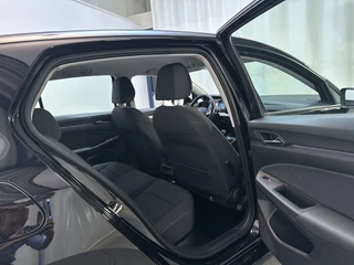 Volkswagen Golf 1.0 TSI 110pk Life Sfeerverlichting Navigatie App-Connect DAB+ / 17