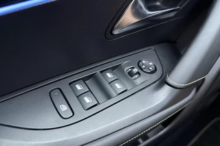 Peugeot e-2008 EV GT 54 kWh | Achteruitrijcamera | Dakrails | Cruise control | Climate control | Navigatie | Stof/lederen bekleding | 16" lichtmetalen velgen | Apple/Android carplay | 400km WLTP | 100% Elektrisch / 21