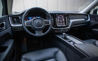 Volvo XC60 2.0 T6 Plug-in hybrid AWD Core Bright Panorama|Leder / 21