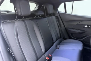 Peugeot e-2008 EV Allure Pack 50 kWh | Achteruitrijcamera | Lichtmetalen velgen | Navigatie | Apple Carplay/Android Auto | / 17