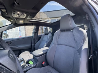 Toyota C-HR+ EXECUTIVE AWD 77 kWh NIEUW & DIRECT LEVERBAAR!! PREMIUM PACK PANO-DAK BLIND-SPOT PARK-SENSOREN 360° CAMERA STOEL/STUURVERW WARMTEPOMP EL-ACHTERKLEP / 16