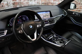 BMW X5 xDrive45e High Executive xLine Automaat  / Panoramadak / SOH 82% / Live Cockpit Professional / Trekhaak / Luchtvering / Stoelventilatie / Personal CoPilot Pack /  Comfortstoelen / Nappa Leder / Harman Kardon / Stoelverwarming / Head-Up Display / Active Steering / Individual Dashboard Leder / 14
