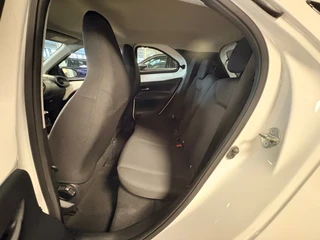 Toyota Aygo X 1.0 VVT-i MT first / apple /stoelverw /cruisec /camera/pdc/clima/boeken / 32