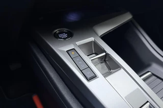Peugeot 408 1.2 Hybrid 145 e-DCS6 Allure | Achteruitrijcamera | Dealer Onderhouden l Wireless Apple Carplay & Android Auto l TomTom Navigatie l DAB l Bluetooth l PDC l Camera l LED l Lichtmetalen Velgen / 23