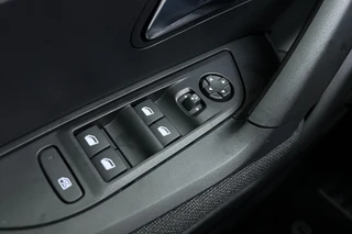 Peugeot e-2008 EV Business 54 kWh | 156PK | AUTOMAAT | 406KM WTLP | Camera Achter | Draadloos Appel Carplay & Android Auto | / 18