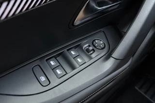 Peugeot 2008 1.2 Hybrid 145 Allure Navigation Pack l Vision Pack l DAB l LED l Bluetooth l Wireless Apple Carplay & Android Auto l 360 Camera l Adaptive Cruise Control l Climate Control l Lichtmetalen Velgen / 18