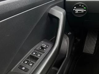 Volkswagen T-Roc 1.5 TSI Sport Automaat | Adaptive Cruise | CarPlay | Camera | Panoramadak | Parkeersensoren | Trekhaak | NAP / 41