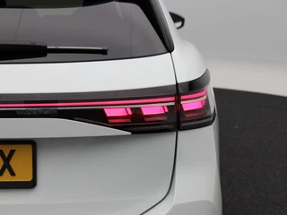 Volkswagen Passat Variant 1.5 eHybrid 272 Pk R-Line | Black Style | Stoel/Stuurverwarming | Panoramadak | 360 Camera | Head Up | Memory | Trekhaak | 19 Inch | 155 Km !! / 15