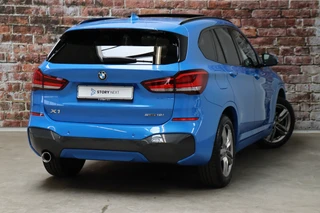 BMW X1 sDrive18i High Executive M Sport Pakket Automaat  / Navigatiesysteem Professional / Panoramadak / 18 Inch / LED / Stoelverwarming / Achteruitrijcamera / Extra Getint Glas / Harman Kardon / Shadow Line / Parkeersensoren voor+achter / 5