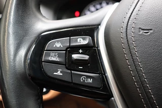 BMW 5 Series Touring 530i High Executive Luxury Line Automaat  / Navigatiesysteem Professional / Panoramadak / Trekhaak / Comfortstoelen / Driving Assistant Plus / Adaptieve LED-koplampen / Hifi / Stuurwielrand Verwarmd / Achteruitrijcamera / Head-Up Display / Stoelverwarming / 40