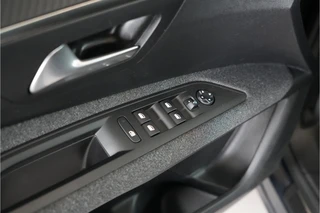 Peugeot 3008 1.2 PureTech Blue Lease Executive  | Trekhaak | Cruise | Lane warning | Navi | / 18