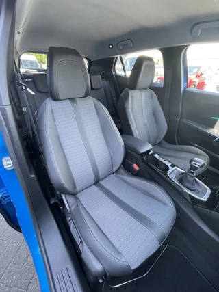 Peugeot 2008 100pk Allure Pack (Camera - Automatische Airco - i-cockpit - Navigatie - 17" - Apple Carplay - LED) / 11