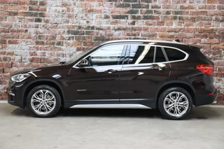 BMW X1 sDrive20i High Executive xLine Automaat  / Navigatiesysteem Plus / Trekhaak / Achteruitrijcamera / Leder / Head-Up Display / 18 Inch / 18 Inch / Stoelverwarming / Extra Getint Glas / Lichtpakket / 4
