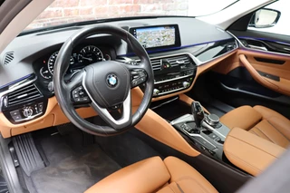 BMW 5 Series Touring 530i High Executive Luxury Line Automaat  / Navigatiesysteem Professional / Panoramadak / Trekhaak / Comfortstoelen / Driving Assistant Plus / Adaptieve LED-koplampen / Hifi / Stuurwielrand Verwarmd / Achteruitrijcamera / Head-Up Display / Stoelverwarming / 14