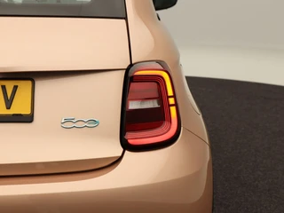 Fiat 500 3+1 Icon 42 kWh | Navigatie | Climate Controle | 17 Inch | Parkeersensoren | Bluetooth | 40.959 Km!! / 15