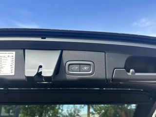 Volvo XC60 2.0 T6 Plug-in hybrid AWD Plus Black Edition LUCHTVERING | ELEK. TREKHAAK | STOEL + STOELVERWARMING | ACHTERBANK VERWARMD | HARMAN KARDON | RIJKLAAR | FABRIEKS GARANTIE T/M 7-2027 | PANO | / 16