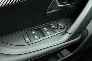 Peugeot 2008 1.2 Hybrid 145 Allure | Climate & Cruise Control | Parkeersensoren voor + achter | AppleCarplay/Android Auto | / 17