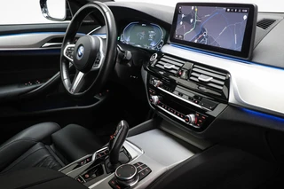 BMW 5-serie Touring 530e xDrive M-Sport | LEDER | STOELVERWARMING | TREKHAAK | 19" / 4