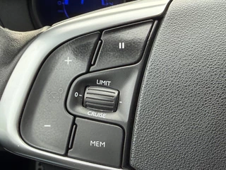 Citroën C4 130pk Feel Collection (Trekhaak - Keyless Entry - Parkeersensoren V+A - 17" - Automatische Airco - Navigatie - Apple Carplay) / 17