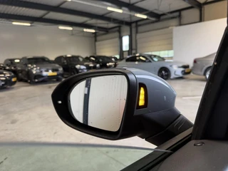 Volkswagen Golf 1.5 eTSI R-Line Pano Virtual Camera IQ Light / 18