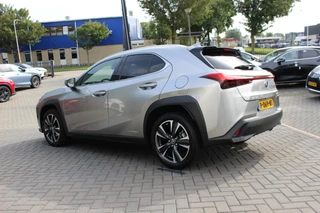Lexus UX 250h Preference Line 1e EIGENAAR NL-AUTO KEYLESS CARPLAY/ANDROID BLIND-SPOT CAMERA PARK-SENS / 7