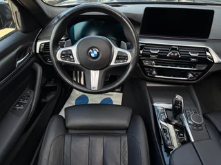 BMW 5-serie Touring 530i M-Sport / Pano / ACC / Luchtvering / 6