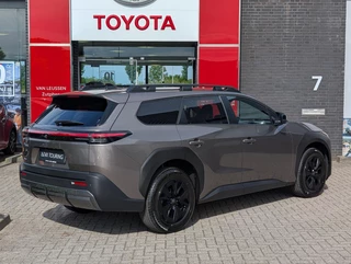 Toyota bZ4X Touring Dynamic 75 kWh NIEUW DIRECT LEVERBAAR! 360 CAMERA STOEL/STUURVERW WARMTEPOMP BLIND SPOT EL-ACHTERKLEP KEYLESS PARK-SENSOREN APPLE/ANDROID / 2