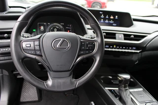 Lexus UX 250h Preference Line NL-AUTO NAVI BLIND SPOT PARKEERSENSOREN SMART-ENTRY APPLE CARPLAY / 17