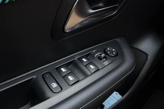 Peugeot 208 1.2T Allure Pack | 100PK | Parkeer Camera Achter | Stoelverwarming Voor | Privacy Glas | LED | Cruise Control | DAB+ | / 18