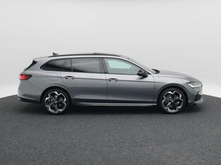Skoda Superb Combi 1.5 TSi 204 Pk PHEV Sportline Business | Trekhaak | Carplay | Canton Audio | Head-up Display | Panoramadak | Virtual Cockpit | Adaptive Cruise | 19 Inch / 9