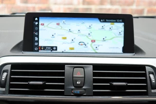 BMW 1 Series 118i Executive Sport Line Automaat 5 deurs / Navigatie Professional / LED / Trekhaak / Climate Control / 17 Inch / Bluetooth / Sportstoelen / Parkeersensoren / Lichtpakket / Cruise Control / Stoelverwarming / Neerklapbare Achterbank / 21