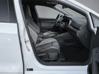 Volkswagen Golf 1.5 eTSI R-Line 150 pk Business  | 1e eigenaar | navigatie | IQ light | camera | sfeerverlichting | stoel-stuurverw. / 17