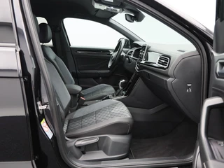 Volkswagen T-Roc 1.5 TSi R-Line Business 150 Pk Automaat | Trekhaak | Carplay | Virtual Cockpit | Adaptive Cruise | Keyless | Elektrische Achterklep | 18 Inch / 41