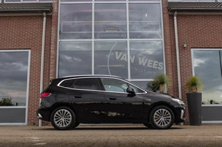 BMW 2-serie Active Tourer 230e xDrive Luxury Line | 1e eigenaar | BTW auto | Driving Assistant | Harman Kardon | 360 camera | Panoramadak | Head-up | M-sportstuur | Keyless entry / 8