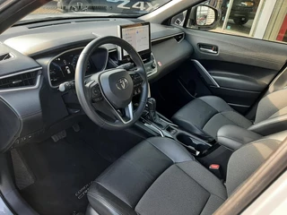 Toyota Corolla Cross 2.0 HYBRID FIRST EDITION BLIND-SPOT ELEK-ACHTERKLEP KEYLESS LM-VELGEN PARK-SENSOREN APPLE/ANDROID STOELVERW DRAADLOOS-LADEN AD-CRUISE BLUETOOOTH DAB+ / 2