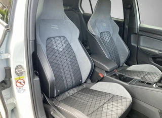 Volkswagen Golf 1.5 eTSI R-Line AUT  | dealer onderh. | panoramadak | stoel-/stuurverw. | keyless | trekhaak | carplay / 19