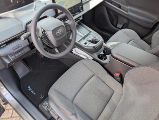 Toyota bZ4X Touring Dynamic 75 kWh NIEUW DIRECT LEVERBAAR! 360 CAMERA STOEL/STUURVERW WARMTEPOMP BLIND SPOT EL-ACHTERKLEP KEYLESS PARK-SENSOREN APPLE/ANDROID / 11