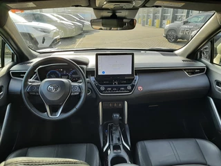 Toyota Corolla Cross 2.0 HYBRID FIRST EDITION BLIND-SPOT ELEK-ACHTERKLEP KEYLESS LM-VELGEN PARK-SENSOREN APPLE/ANDROID STOELVERW DRAADLOOS-LADEN AD-CRUISE BLUETOOOTH DAB+ / 31