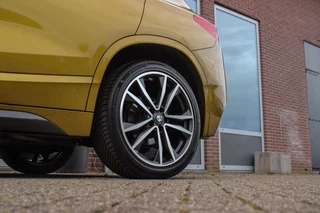 BMW X2 sDrive18i High Executive M-sport | 2e eigenaar | Driving Assistant | Panoramadak | 19 inch | Keyless entry | Head-up | Shadow line | HiFi audio | Stoelverwarming | Alcantara / 42