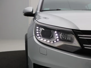 Volkswagen Tiguan 1.4 TSi R-Line Edition 125 Pk | Panoramadak | Trekhaak | Camera | Cruise Control | Climatronic | Navigatie | 18 Inch / 11
