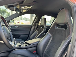 Alfa Romeo Giulia 2.9 V6 QUADRIFOGLIO Carbon pakket Sparco kuipstoelen Carplay Perfect onderhouden! / 4
